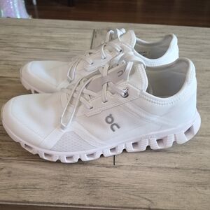 On Cloud 6  White Athletic Shoes Womens Size 10